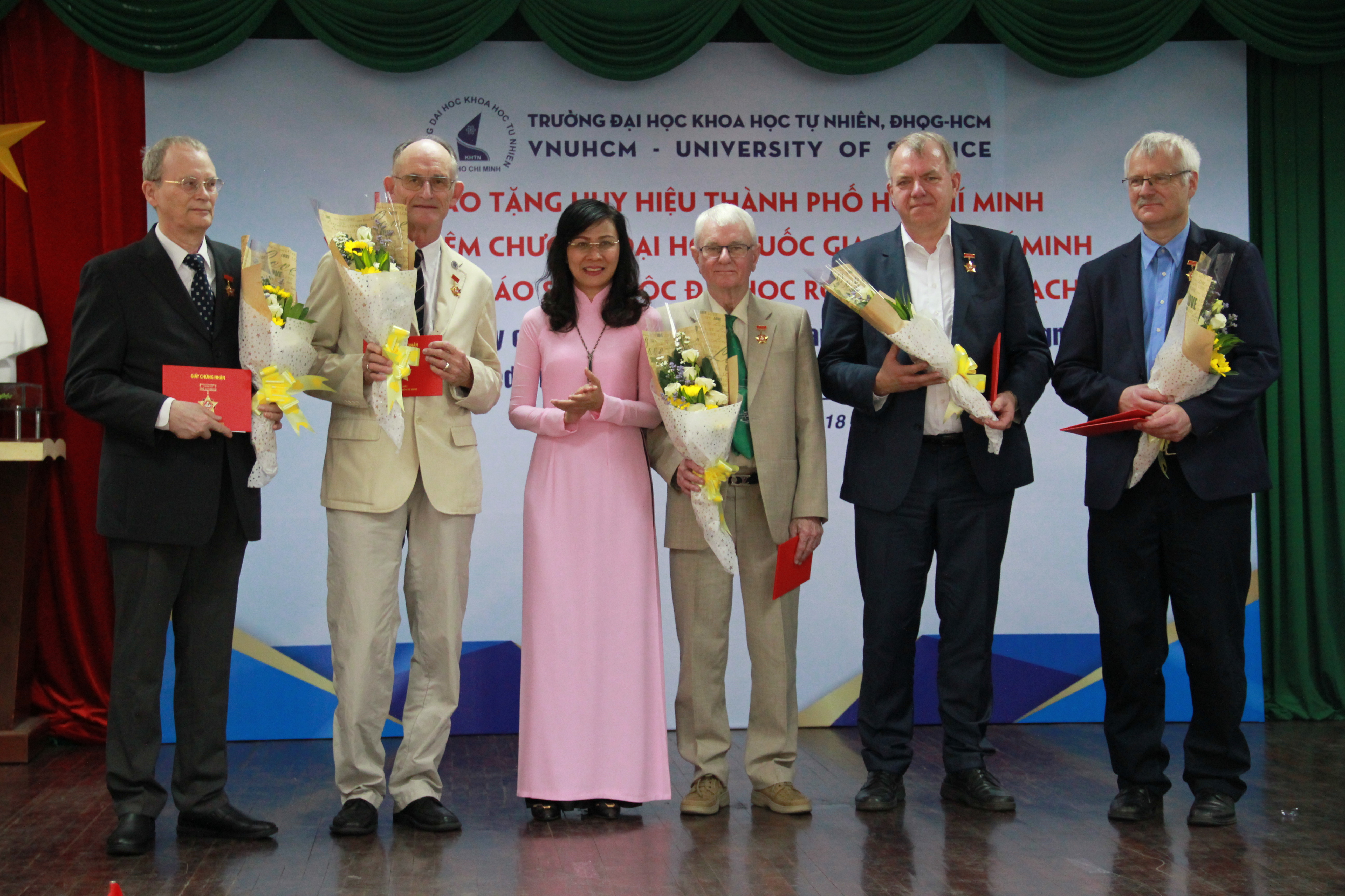 Trao tặng Huy hiệu TP.HCM và Kỷ niệm chương ĐHQG-HCM cho 8 giáo sư Đan Mạch