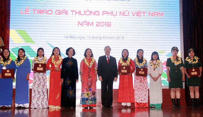 Tập thể nữ cán bộ viên chức – người lao động Viện Tế bào gốc, Trường Đại học Khoa học tự nhiên, ĐHQG-HCM nhận giải thưởng Phụ nữ Việt Nam 2018