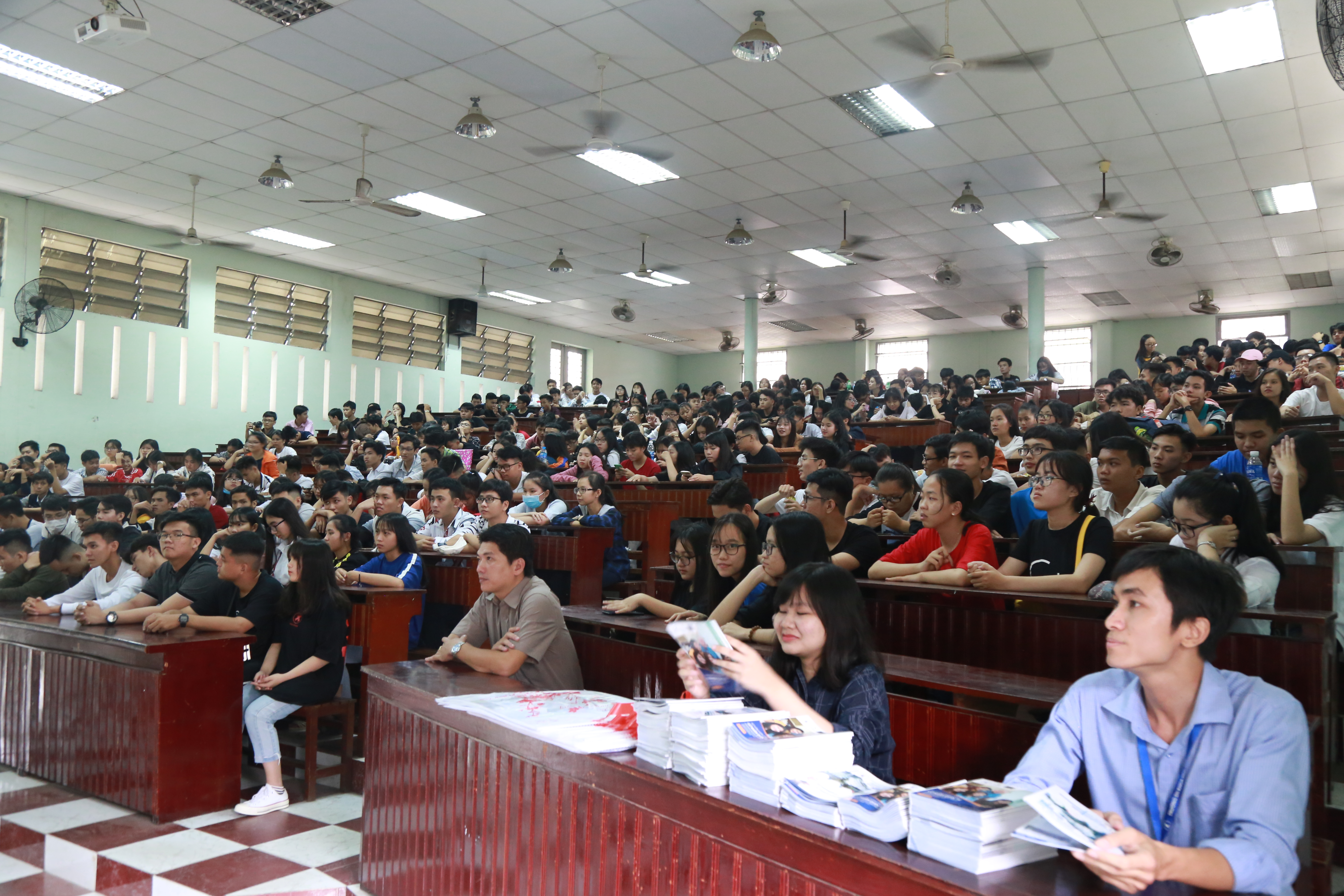 Học sinh Trường THPT Lưu Văn Liệt, Vĩnh Long tham quan Trường Đại học Khoa học Tự nhiên, ĐHQG-HCM