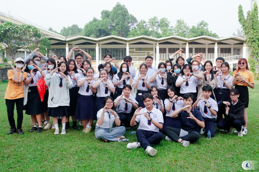Trường Đại học Khoa học tự nhiên, ĐHQG-HCM đã vui mừng đón tiếp quý thầy cô và đoàn học sinh từ Trường THPT chuyên Nguyễn Quang Diêu, Đồng Tháp và Trường THPT Bàu Bàng, Bình Dương đến tham quan, tư vấn hướng nghiệp tại cơ sở 2 - Khu đô thị ĐHQG