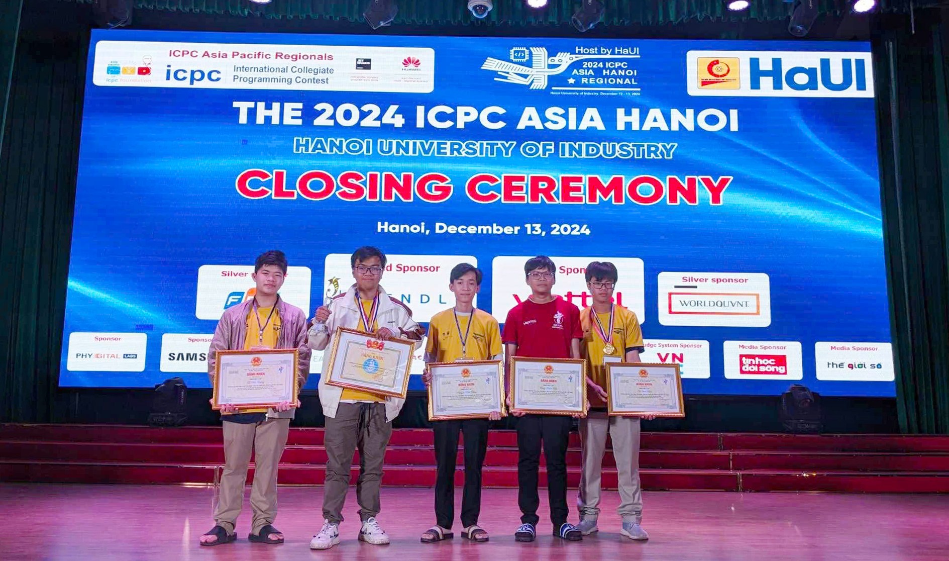 ĐỘI TUYỂN VIỆT NAM XUẤT SẮC NHẤT TẠI ICPC ASIA HANOI 2024