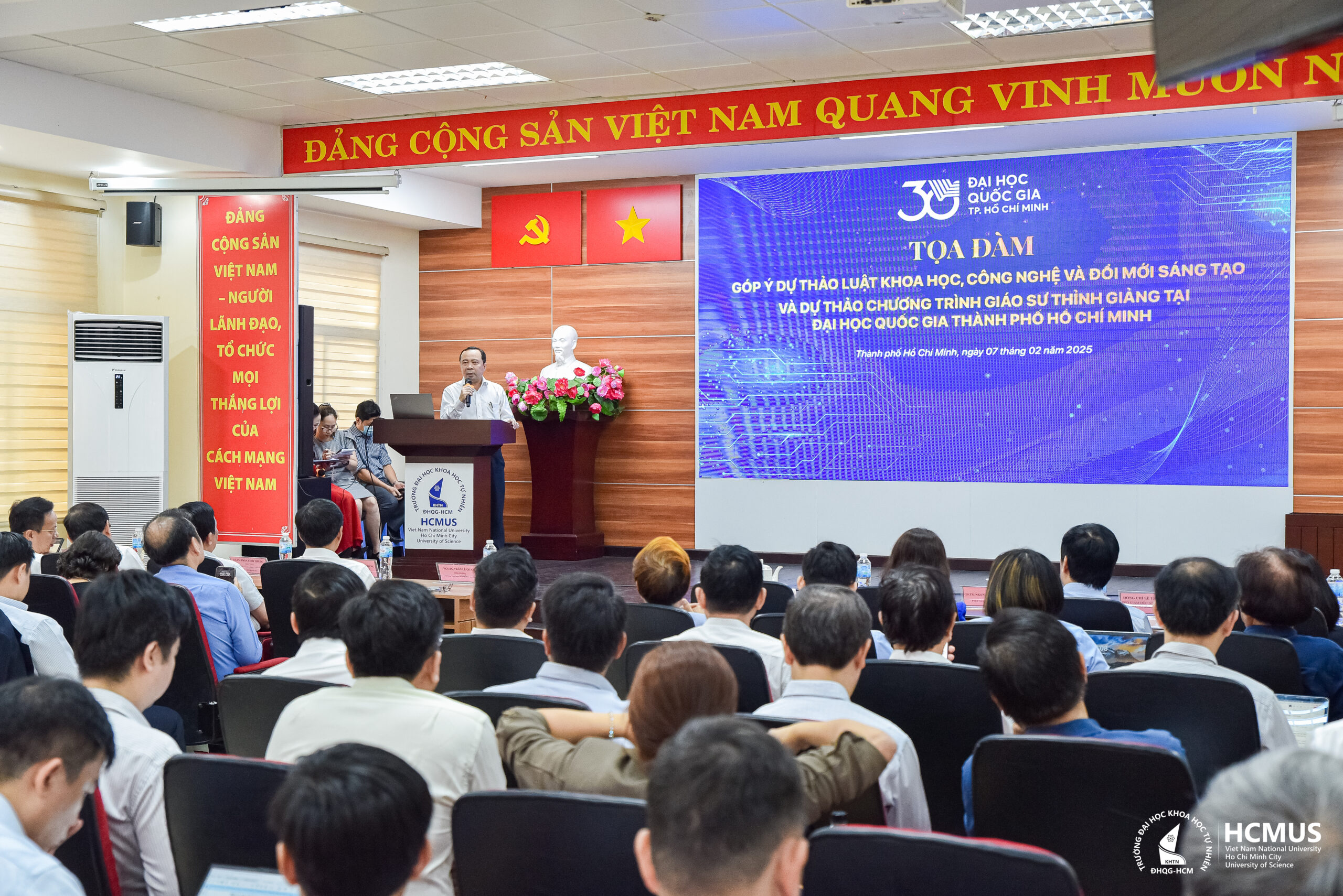 TỌA ĐÀM GÓP Ý DỰ THẢO LUẬT KHOA HỌC, CÔNG NGHỆ VÀ ĐỔI MỚI SÁNG TẠO VÀ DỰ THẢO CHƯƠNG TRÌNH GIÁO SƯ THỈNH GIẢNG TẠI ĐẠI HỌC QUỐC GIA THÀNH PHỐ HỒ CHÍ MINH