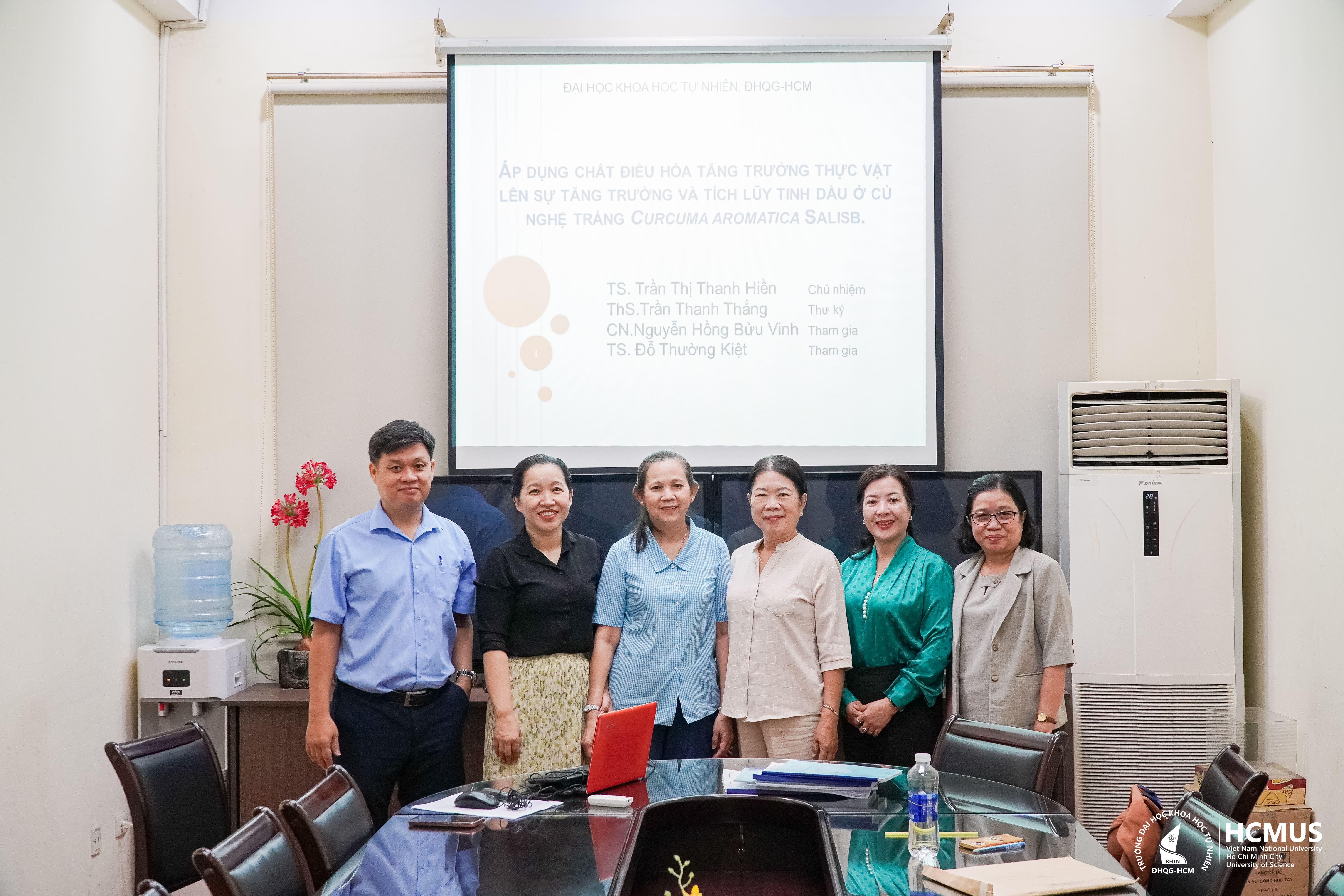 Hội đồng nghiệm thu đề tài KH&CN cấp ĐHQG-HCM: “Áp dụng chất điều hòa tăng trưởng thực vật lên sự tăng trưởng và tích lũy tinh dầu ở củ Nghệ trắng Curcuma aromatica Salisb.”