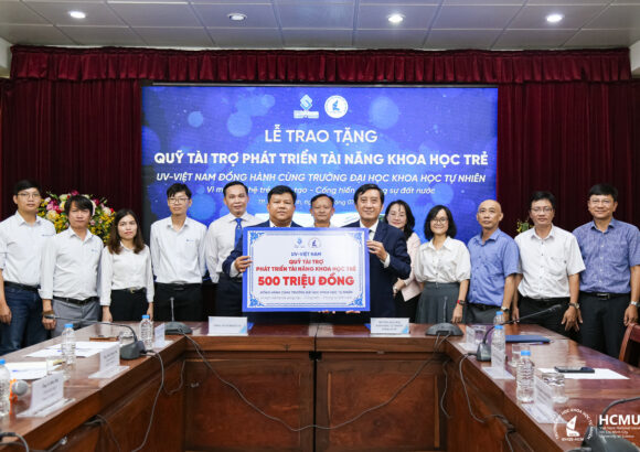 UV – Việt Nam trao Quỹ Tài trợ phát triển tài năng khoa học trẻ tại Trường Đại học Khoa học tự nhiên