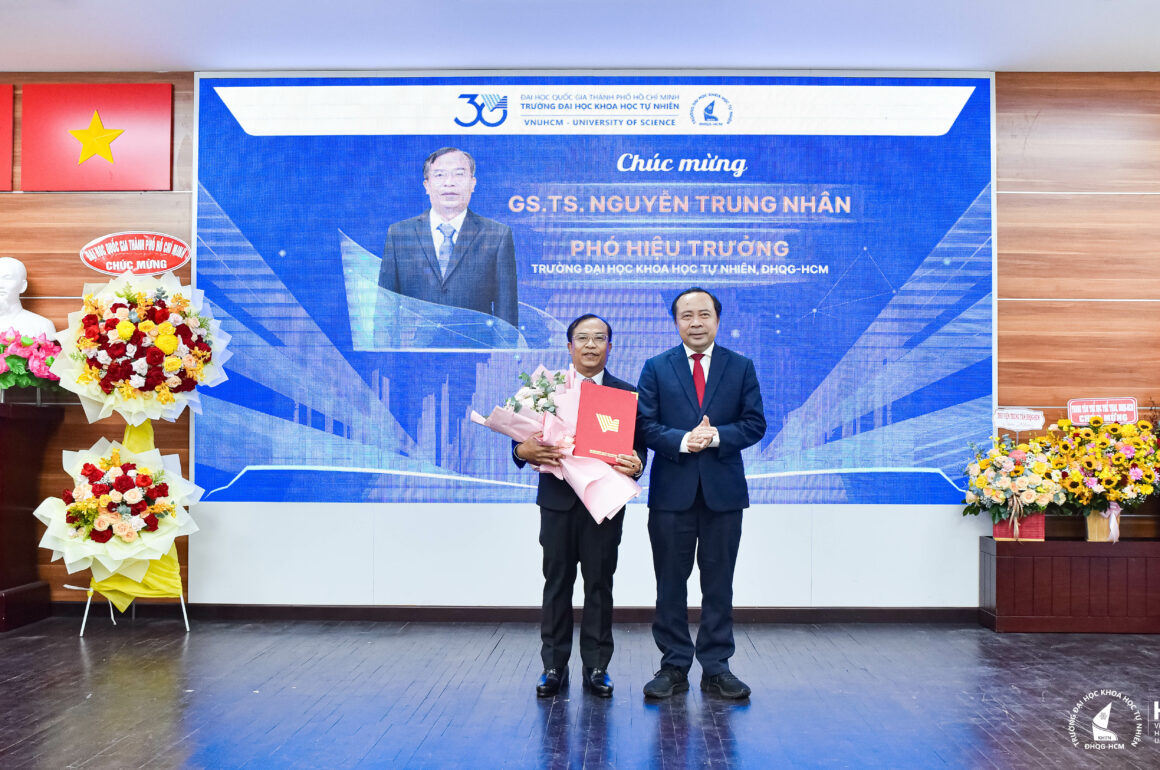 P4T_7102 Trao quyết định bổ nhiệm Phó Hiệu trưởng Trường Đại học Khoa học tự nhiên