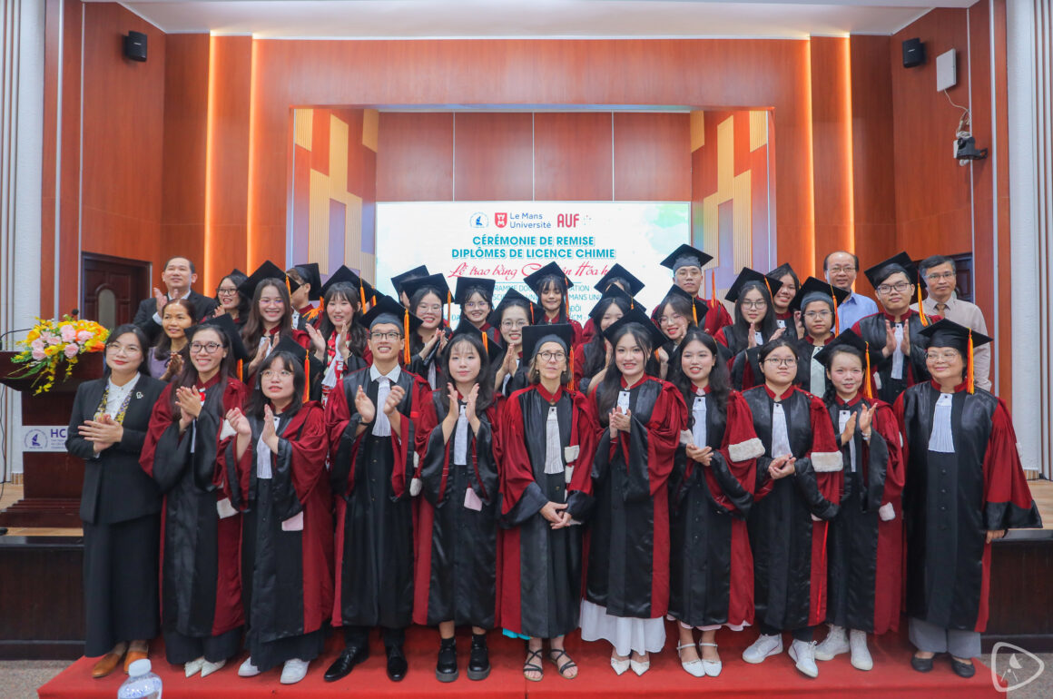 VP 1 26 Tân cử nhân Chương trình văn bằng đôi Việt – Pháp nhận bằng tốt nghiệp ngành Hoá học