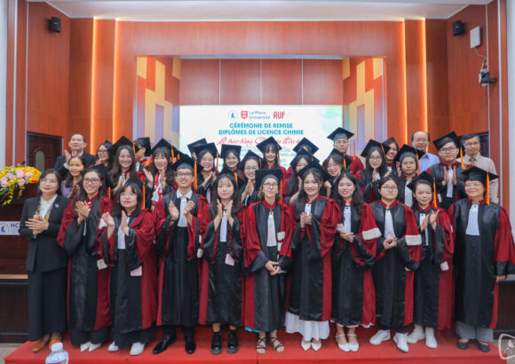 26 Tân cử nhân Chương trình văn bằng đôi Việt – Pháp nhận bằng tốt nghiệp ngành Hoá học