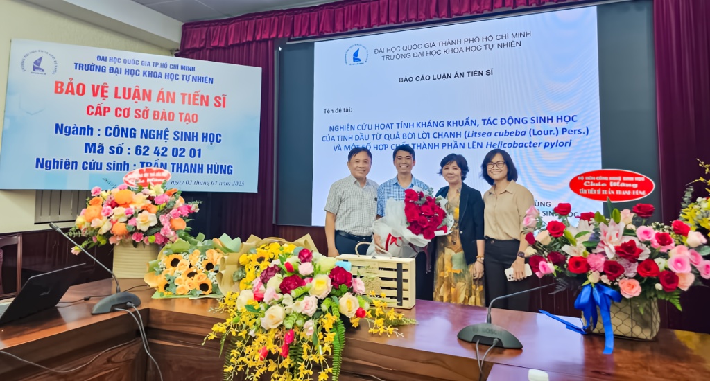 NCS. Trần Thanh Hùng (khóa 2017) đã bảo vệ thành công luận án tiến sĩ cấp cơ sở đào tạo, ngành Công nghệ Sinh học tại Trường Đại học Khoa học tự nhiên, ĐHQG-HCM với chủ đề: “Nghiên cứu hoạt tính kháng khuẩn, tác động sinh học của tinh dầu từ quả bời lời chanh (Litsea cubeba) và một số hợp chất thành phần lên Helicobacter pylori”, dưới sự hướng dẫn của TS. Trần Trung Hiếu và TS. Lương Thị Mỹ Ngân.