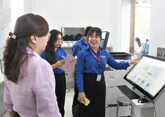 Sinh viên Trường Đại học Khoa học tự nhiên ứng dụng AI hỗ trợ thủ tục hành chính cho người dân