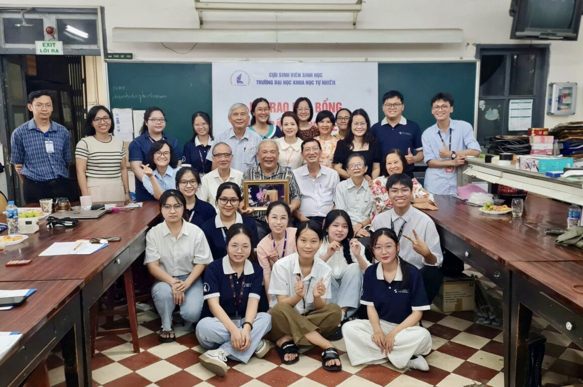 Trao 11 suất học bổng Mai Trần Ngọc Tiếng năm 2025 cho sinh viên ngành Sinh học – Công nghệ sinh học