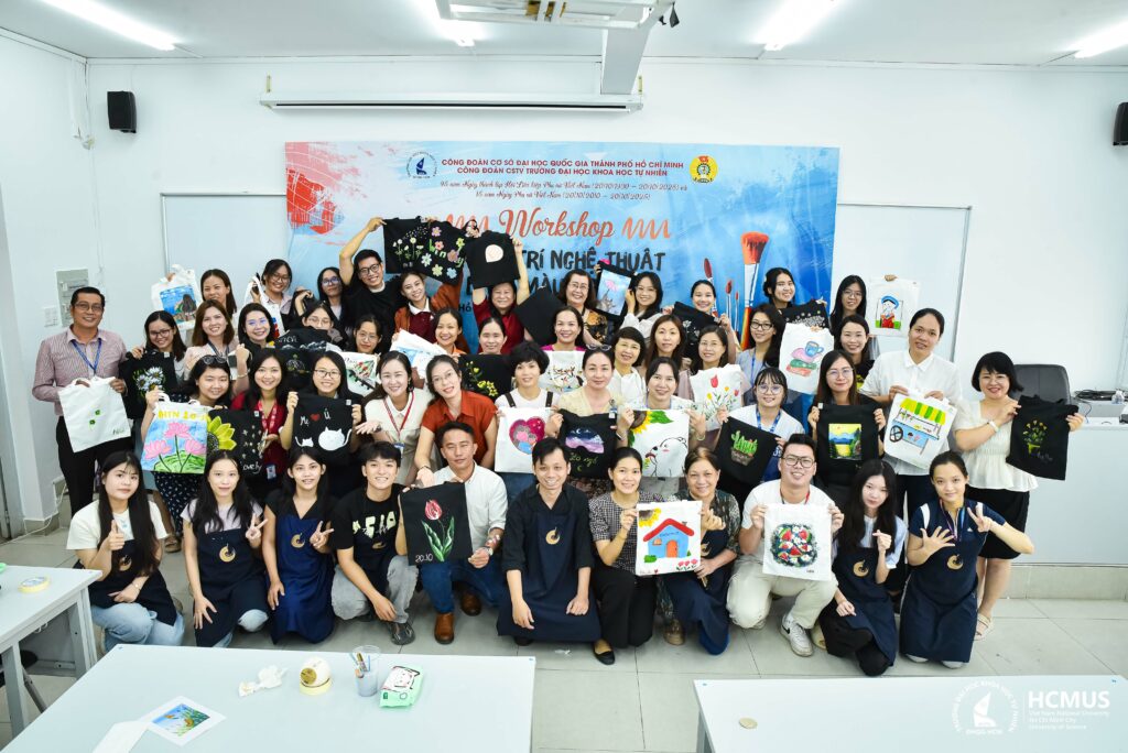 Công đoàn Trường Đại học Khoa học tự nhiên tổ chức Workshop sáng tạo “Trang trí nghệ thuật trên túi Tote”