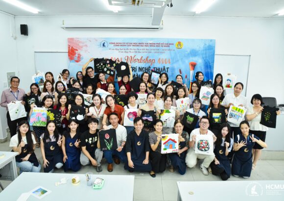 Công đoàn Trường tổ chức Workshop “Trang trí nghệ thuật trên túi Tote”