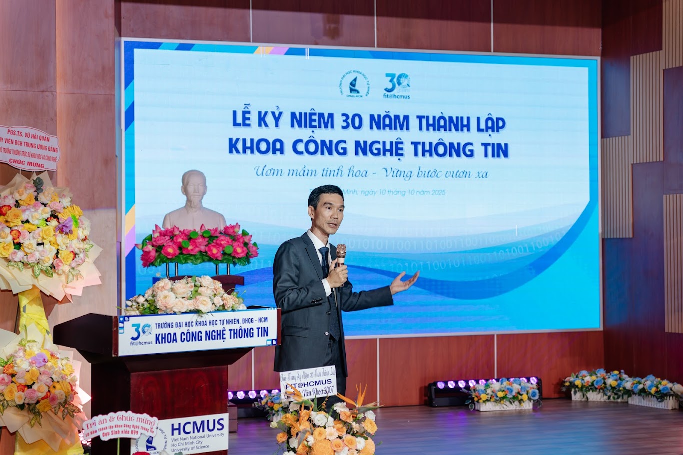 Hành trình 30 năm Khoa Công nghệ Thông tin: Ươm mầm tinh hoa – Vững bước vươn xa