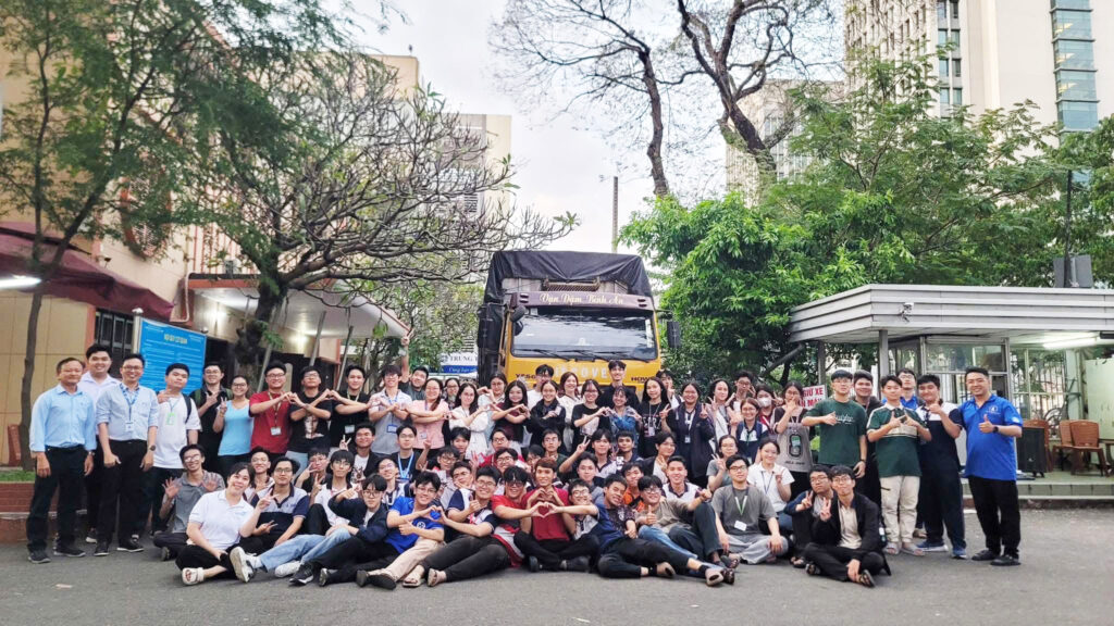 Hơn 180 tấn hàng hóa nghĩa tình từ Khoa học tự nhiên hướng về đồng bào miền Trung