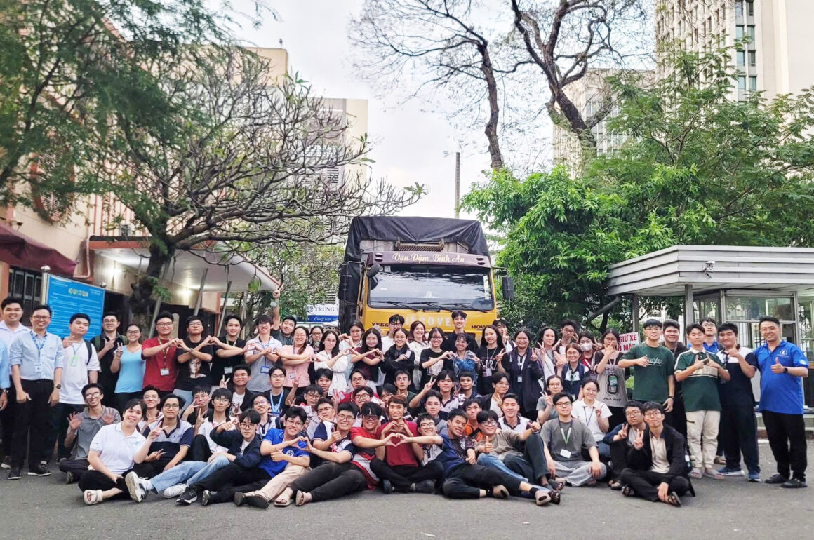 Hơn 180 tấn hàng hóa nghĩa tình từ Khoa học tự nhiên hướng về đồng bào miền Trung