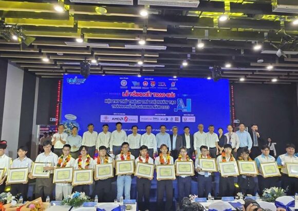 Sinh viên Trường ĐH Khoa học tự nhiên, ĐHQG-HCM ghi dấu ấn tại Hội thi Thử thách Trí tuệ nhân tạo TPHCM 2025