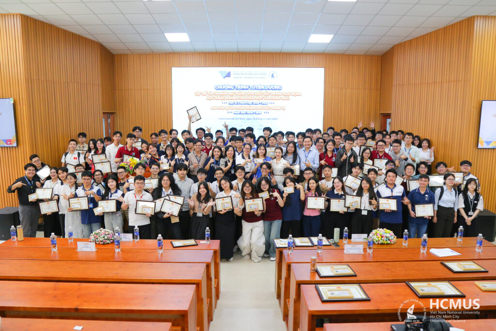 Tuyên dương sinh viên có thành tích tốt trong học thuật, nghiên cứu khoa học và hoạt động ban cán sự lớp năm 2025