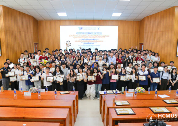 Tuyên dương sinh viên có thành tích tốt trong học thuật, nghiên cứu khoa học và hoạt động ban cán sự lớp năm 2025