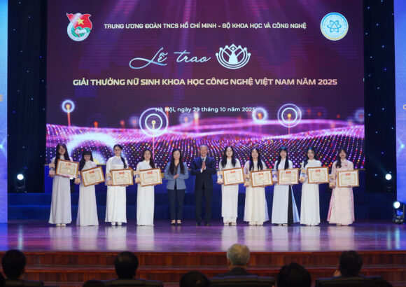 Ba nữ sinh Trường Đại học Khoa học tự nhiên nhận Giải thưởng Nữ sinh Khoa học Công nghệ Việt Nam 2025