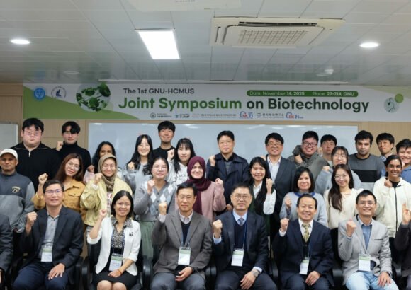HCMUS tham gia Hội thảo khoa học liên kết lần thứ nhất về Công nghệ sinh học tại Trường Đại học Quốc gia Gyeongsang (Hàn Quốc)