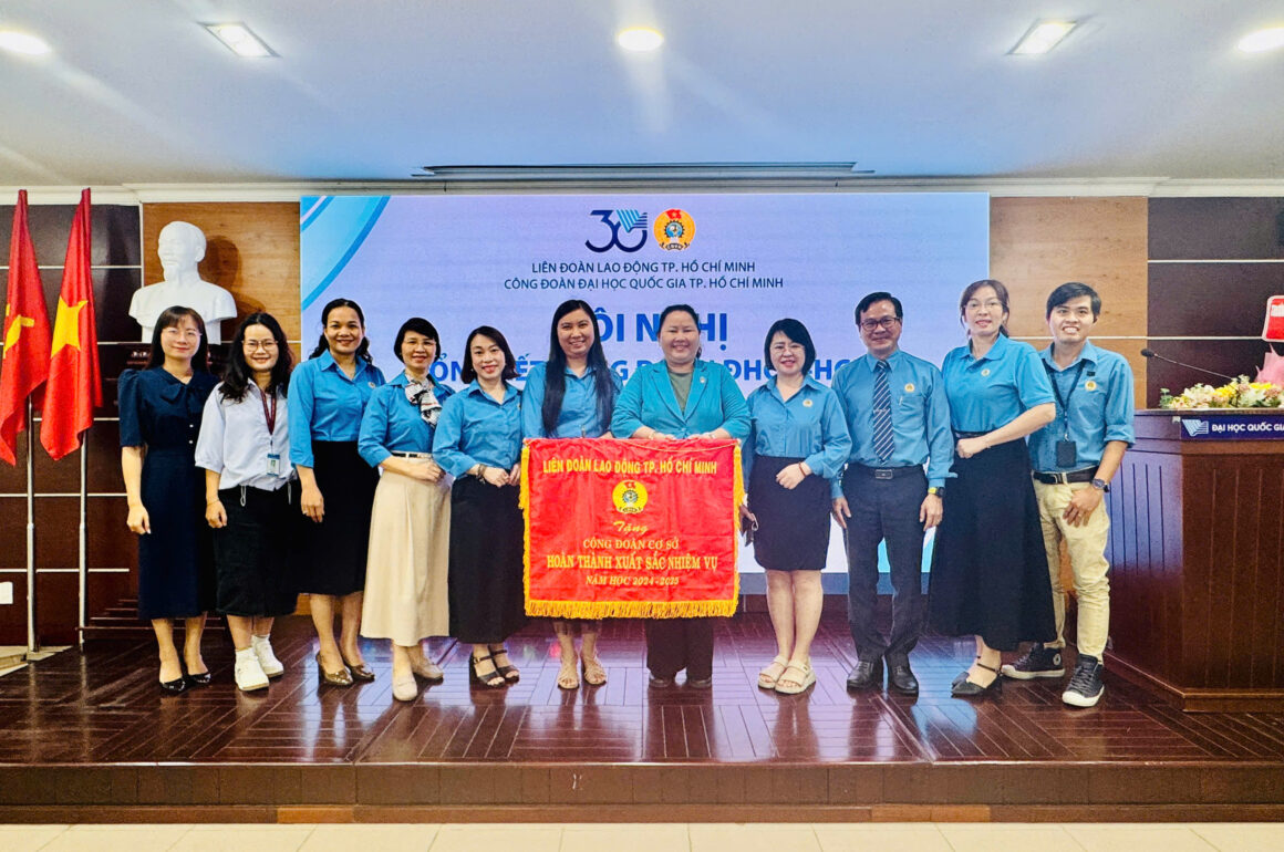 CÔNG ĐOÀN TRƯỜNG ĐẠI HỌC KHOA HỌC TỰ NHIÊN VINH DỰ NHẬN CỜ THI ĐUA LIÊN ĐOÀN LAO ĐỘNG TP. HỒ CHÍ MINH