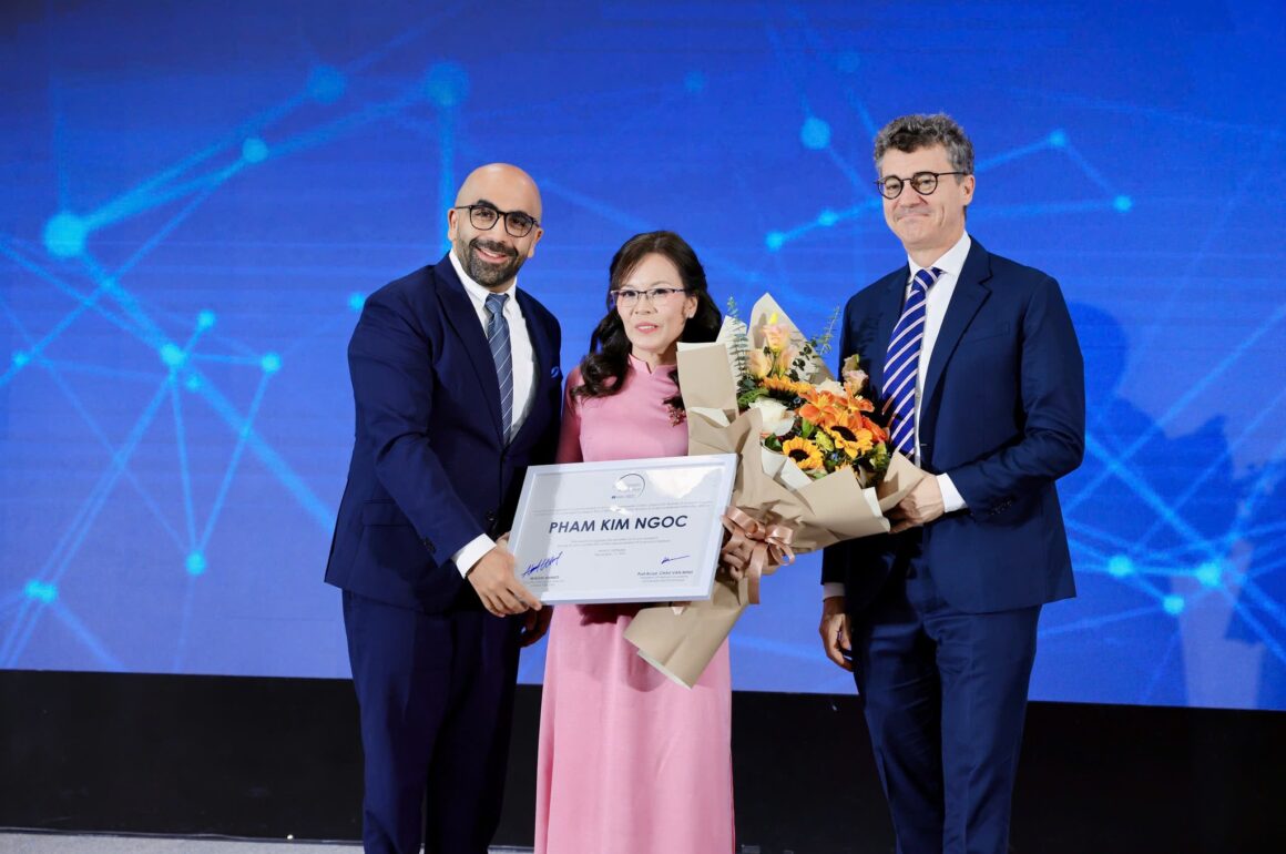 590817674_1308725574608589_7365866708577391267_n PGS.TS. Phạm Kim Ngọc nhận học bổng quốc gia L’Oréal – UNESCO 2025