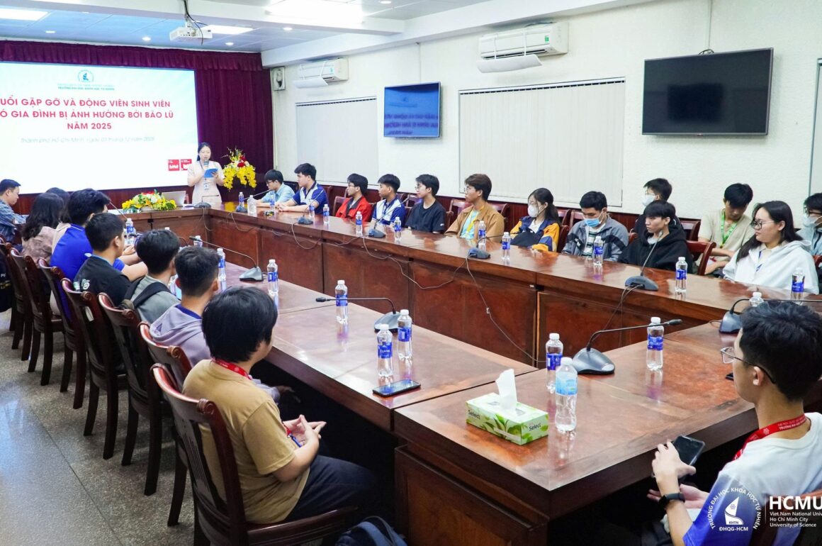 593765436_1259988336162293_3381643012128236195_n Trường ĐH Khoa học tự nhiên, ĐHQG-HCM hỗ trợ sinh viên chịu thiệt hại nặng sau bão lũ miền Trung