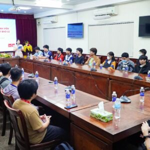 Ấm áp buổi gặp gỡ, động viên sinh viên bị ảnh hưởng bão lũ năm 2025