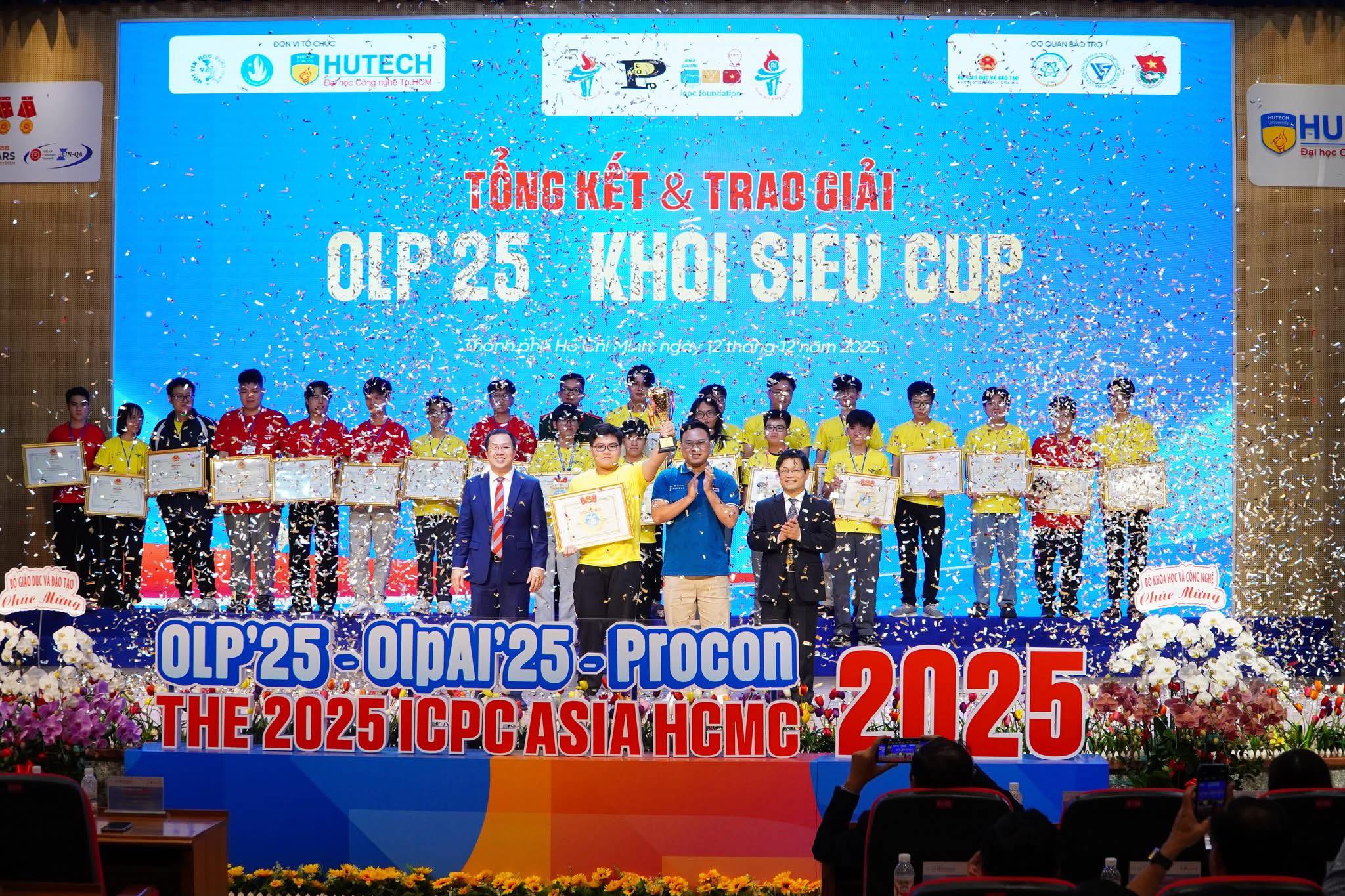 Sinh viên Trường ĐH Khoa học tự nhiên, ĐHQG-HCM được trao tặng Huân chương Lao động hạng Nhì