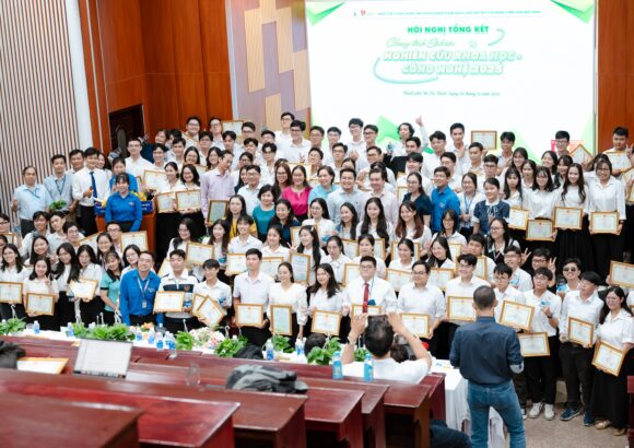 Gần 1000 đề tài nghiên cứu khoa học của sinh viên được triển khai trong năm 2025