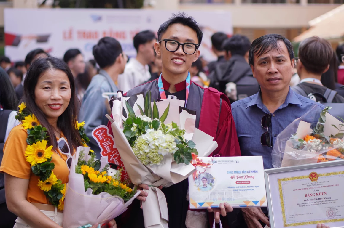 Khoảnh khắc được xướng tên thủ khoa Công nghệ thông tin trong lễ tốt nghiệp