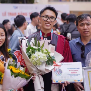 Khoảnh khắc được xướng tên thủ khoa Công nghệ thông tin trong lễ tốt nghiệp