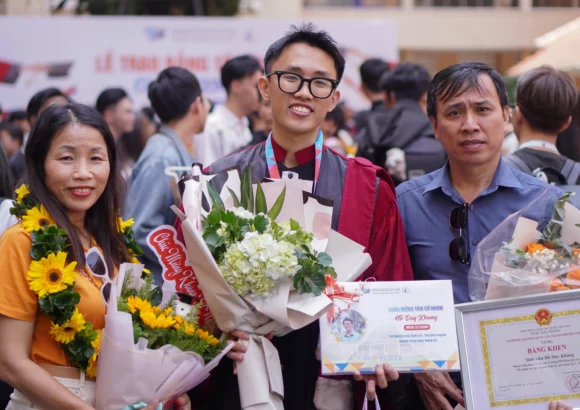 Khoảnh khắc được xướng tên thủ khoa Công nghệ thông tin trong lễ tốt nghiệp