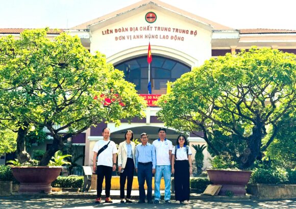 Khoa Địa chất tăng cường hợp tác đào tạo và nghiên cứu với Liên Đoàn Địa chất Trung Trung Bộ