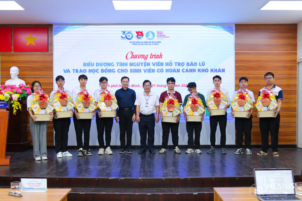 C Biểu dương tình nguyện viên tham gia hỗ trợ đồng bào vùng lũ miền Trung và trao học bổng cho sinh viên khó khăn