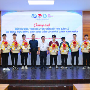 C Biểu dương tình nguyện viên tham gia hỗ trợ đồng bào vùng lũ miền Trung và trao học bổng cho sinh viên khó khăn