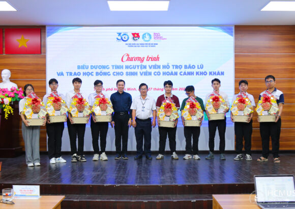 Biểu dương tình nguyện viên tham gia hỗ trợ đồng bào vùng lũ miền Trung và trao học bổng cho sinh viên khó khăn