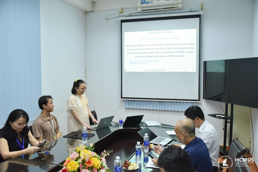 Nghiệm thu đề tài cấp ĐHQG loại B của TS. Vũ Thị Bạch Phượng - “Sưu tập và nghiên cứu nuôi cấy nguồn nguyên liệu thực vật ổn định sử dụng trong sản xuất dược liệu điều trị bệnh hoại tử gan tụy cấp tính (Acute hepatopancreatic necrosis syndrome–AHPNS) và bệnh phân trắng (White feces disease – WFD) trên tôm“