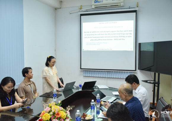 Nghiệm thu đề tài cấp ĐHQG loại B của TS. Vũ Thị Bạch Phượng – “Sưu tập và nghiên cứu nuôi cấy nguồn nguyên liệu thực vật ổn định sử dụng trong sản xuất dược liệu điều trị bệnh hoại tử gan tụy cấp tính (Acute hepatopancreatic necrosis syndrome–AHPNS) và bệnh phân trắng (White feces disease – WFD) trên tôm“