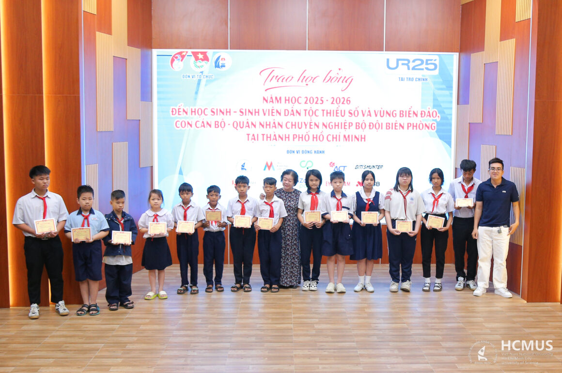 IMG_9000 Học sinh, sinh viên TP.HCM nhận học bổng Vừ A Dính và CLB “Vì Hoàng Sa – Trường Sa thân yêu” năm học 2025 – 2026