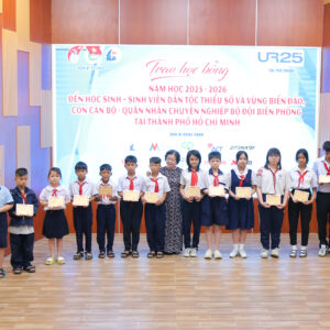 Học sinh, sinh viên TP.HCM nhận học bổng Vừ A Dính và CLB “Vì Hoàng Sa – Trường Sa thân yêu” năm học 2025 – 2026