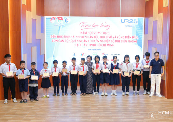 Học sinh, sinh viên TP.HCM nhận học bổng Vừ A Dính và CLB “Vì Hoàng Sa – Trường Sa thân yêu” năm học 2025 – 2026