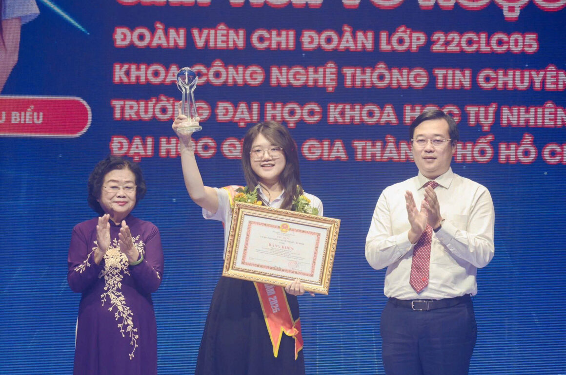 Minh Anh Nữ sinh Trường Đại học Khoa học tự nhiên được vinh danh Công dân trẻ tiêu biểu TP.HCM năm 2025