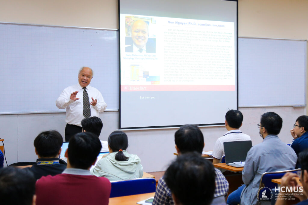 TS. Nguyễn Văn Sơn giảng dạy chuyên sâu về công nghệ bán dẫn tại Trường Đại học Khoa học tự nhiên