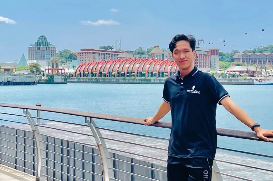 Chàng trai lấy bằng sáng chế độc quyền với robot 6×8 cm