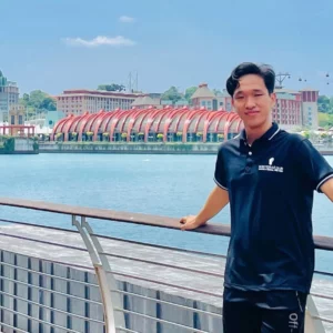 z7442614120833-9f9d25fa949e2ec-9131-9838-1771036662 Chàng trai lấy bằng sáng chế độc quyền với robot 6×8 cm