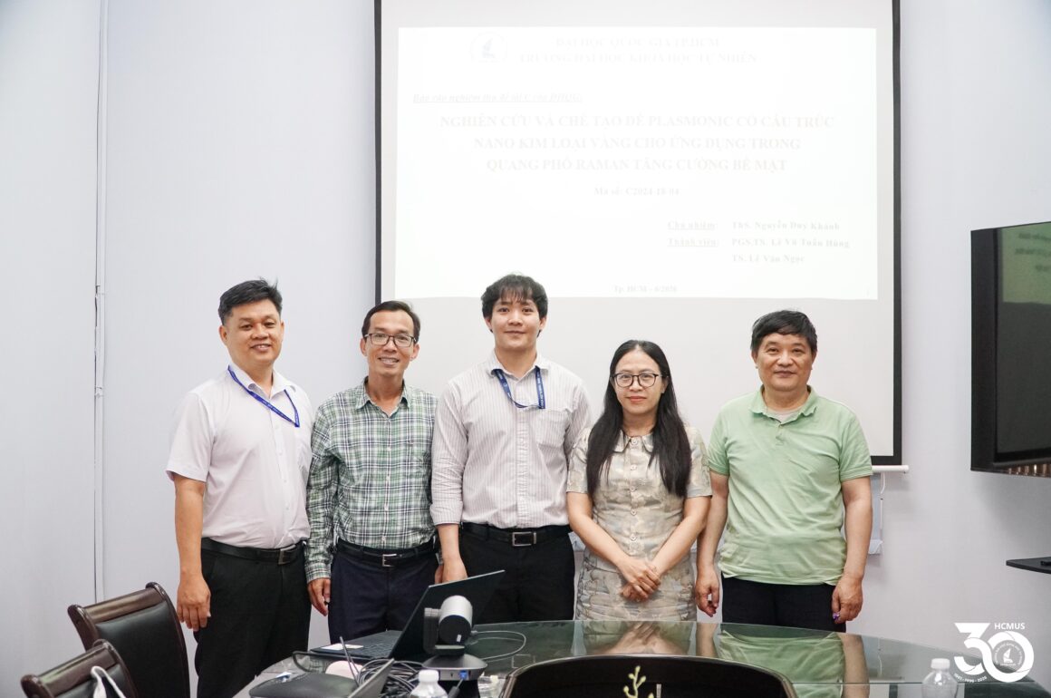 Nghiệm thu đề tài cấp ĐHQG-HCM về chế tạo đế plasmonic nano vàng ứng dụng trong quang phổ Raman tăng cường bề mặt