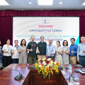 Trường Đại học Khoa học tự nhiên làm việc với các giáo sư thỉnh giảng đến từ Đại học Turku (Phần Lan)