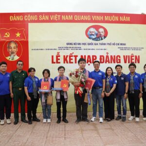 Kết nạp 3 sinh viên tình nguyện ưu tú vào Đảng tại “địa chỉ đỏ” ở Đồng Tháp