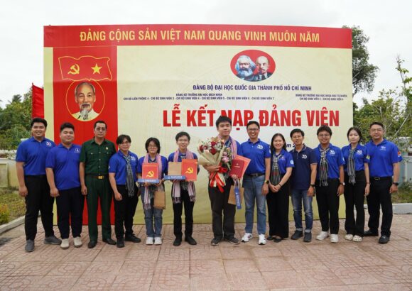 Kết nạp 3 sinh viên tình nguyện ưu tú vào Đảng tại “địa chỉ đỏ” ở Đồng Tháp